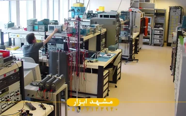 دستگاه LCR متر در آزمایشگاه الکترونیک